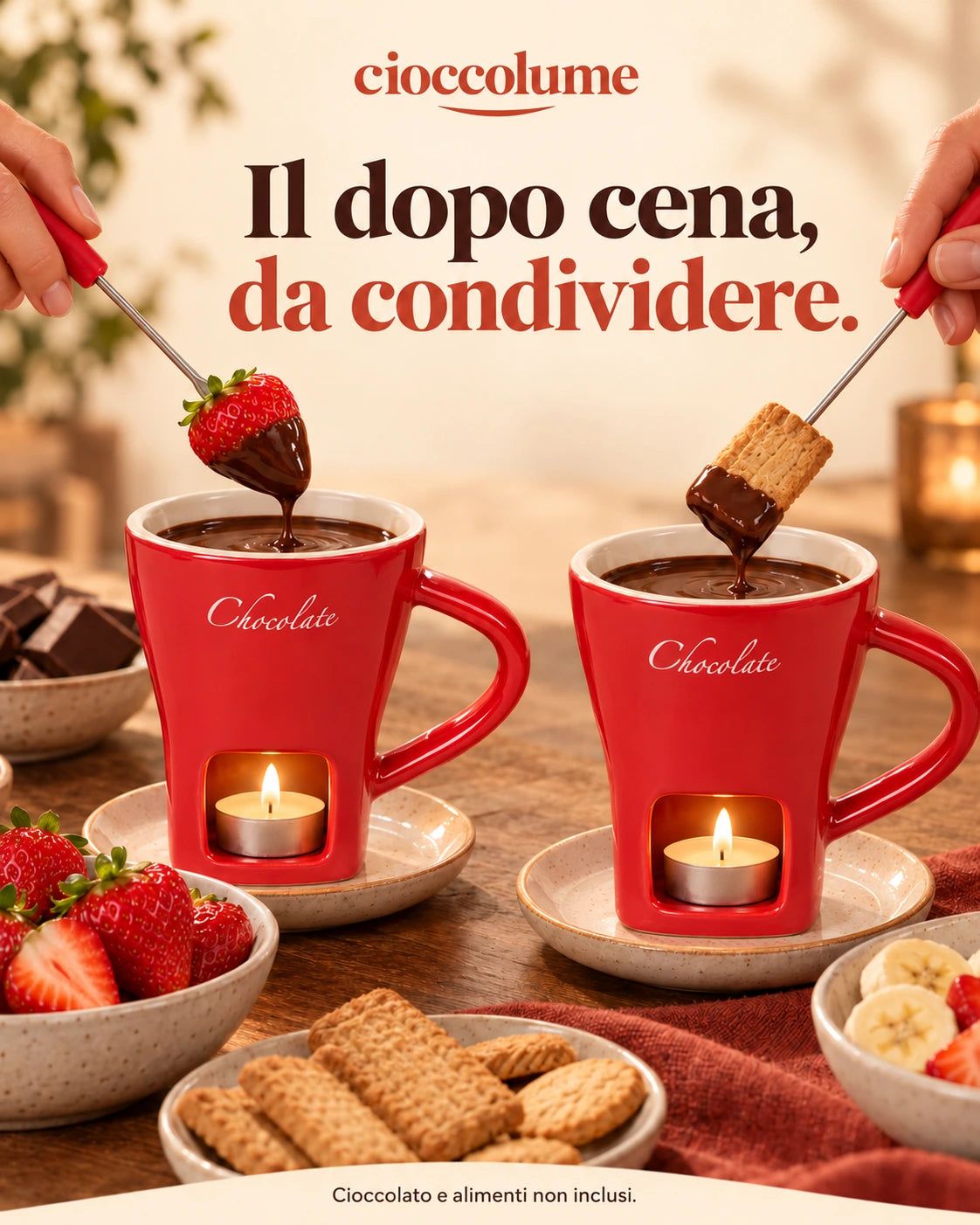 Due tazze da fonduta con cioccolato, fragola e biscotto per un dopo cena da condividere. Alimenti esclusi.