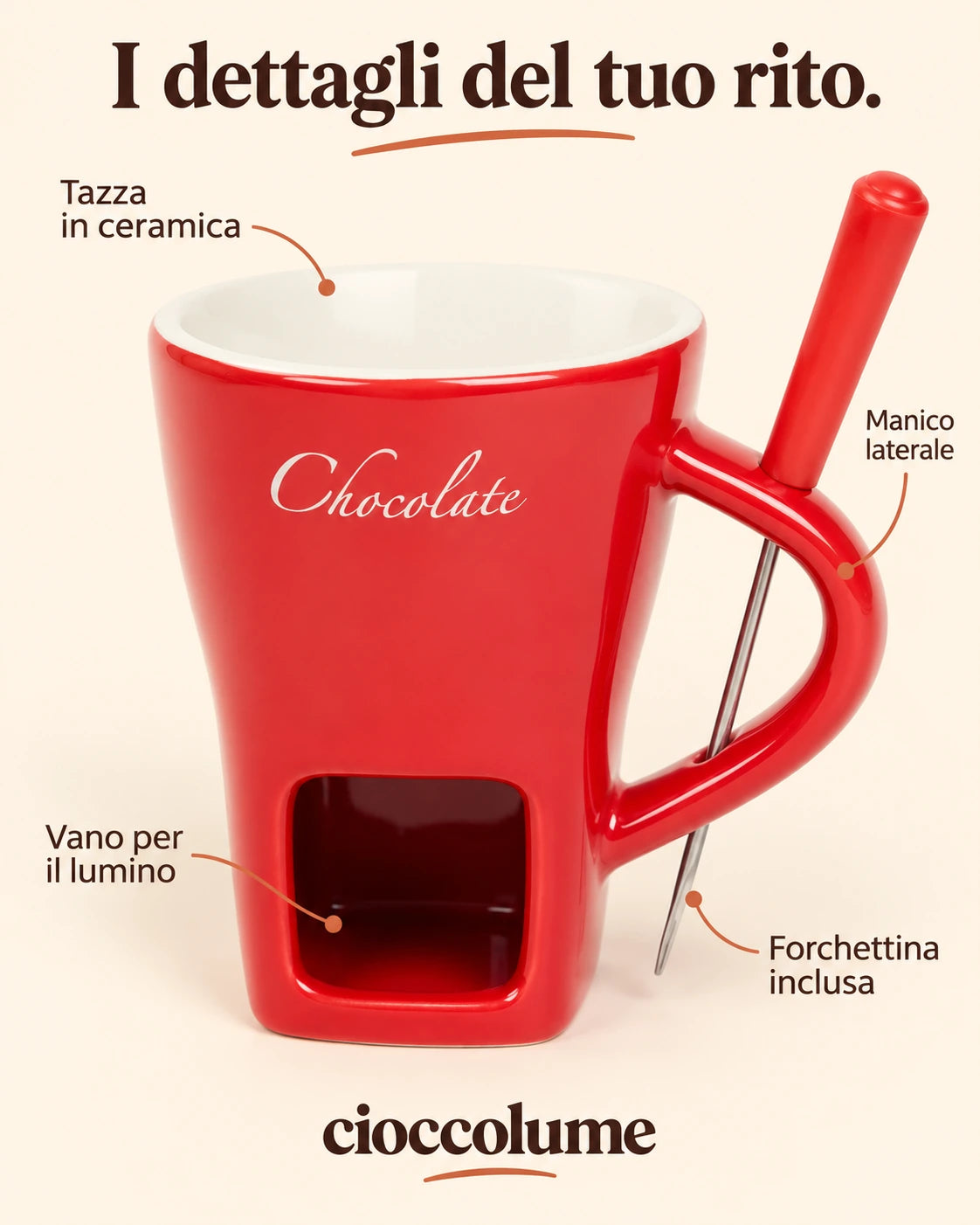 Dettaglio della tazza in ceramica con manico laterale, vano per lumino e forchettina inclusa.