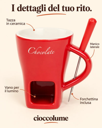 Dettaglio della tazza in ceramica con manico laterale, vano per lumino e forchettina inclusa.